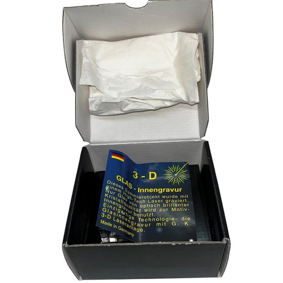 Notre Dame Cathederal Etched Glass Paperweight - Picture 4 of 10